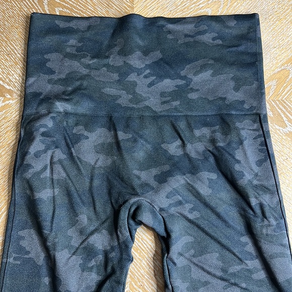 SPANX Look at Me Now Seamless Cropped Leggings S - Picture 10 of 11